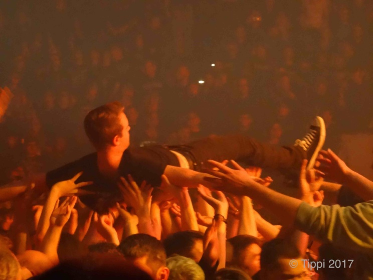 Crowdsurfing